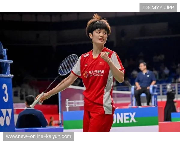 羽毛球少女打嗨自转