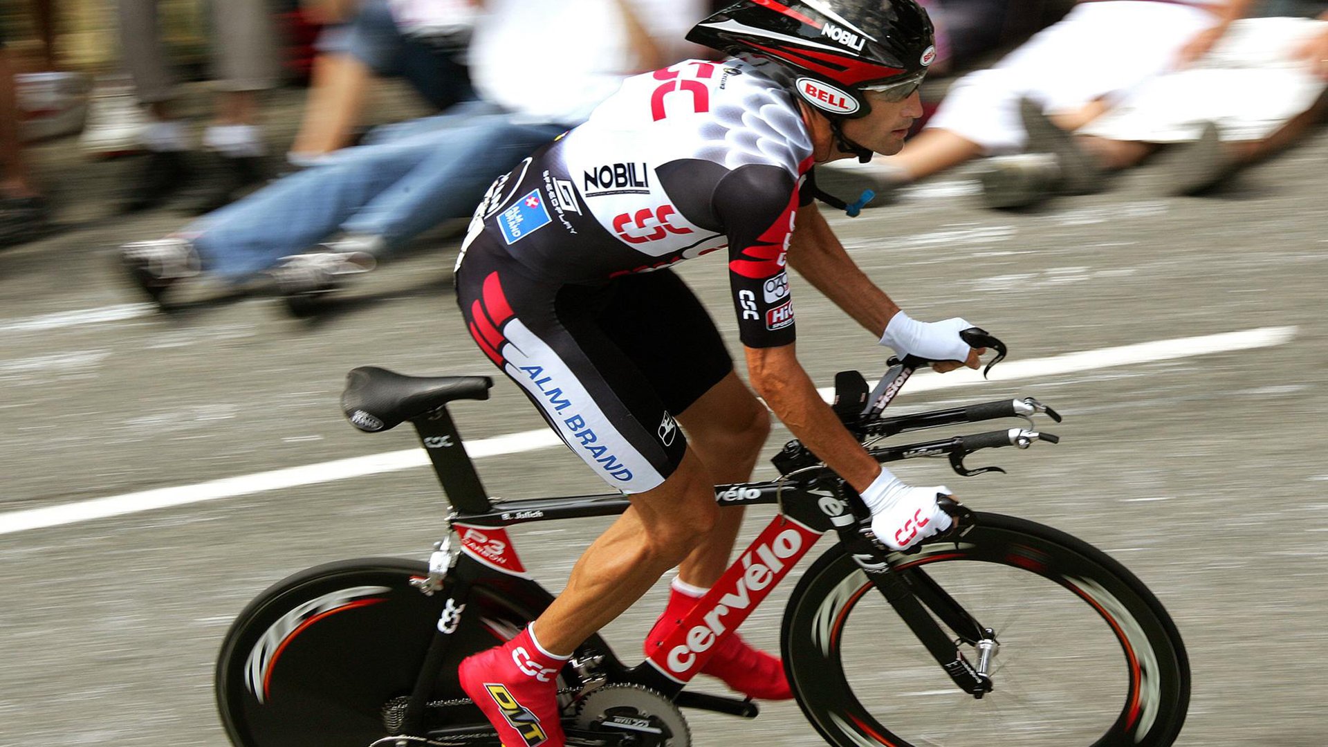 漫展期间街头篮球“英雄局” 裁判也cos成NPC